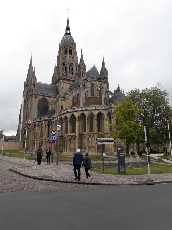 Dday 80e Studio A Cote De La Cathedrale Apartment *